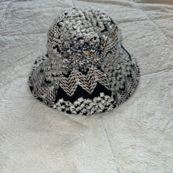 Textured bucket hat - Picture 2 of 3